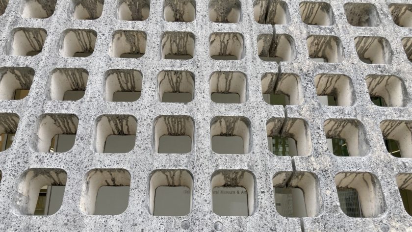 博物館美術館のブロック壁