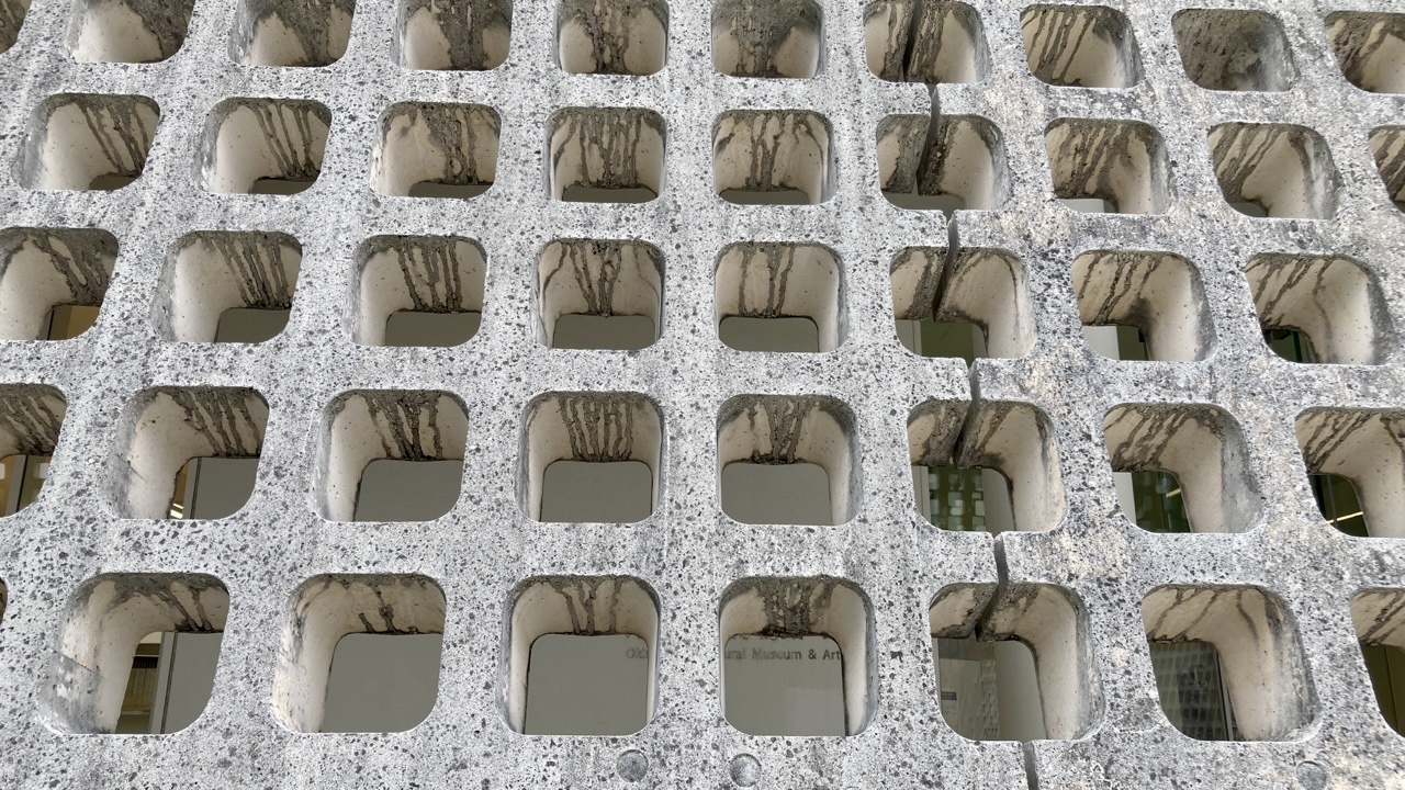 博物館美術館のブロック壁