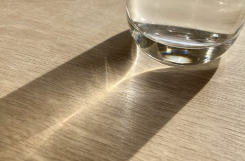 テーブルに写るグラスの影
