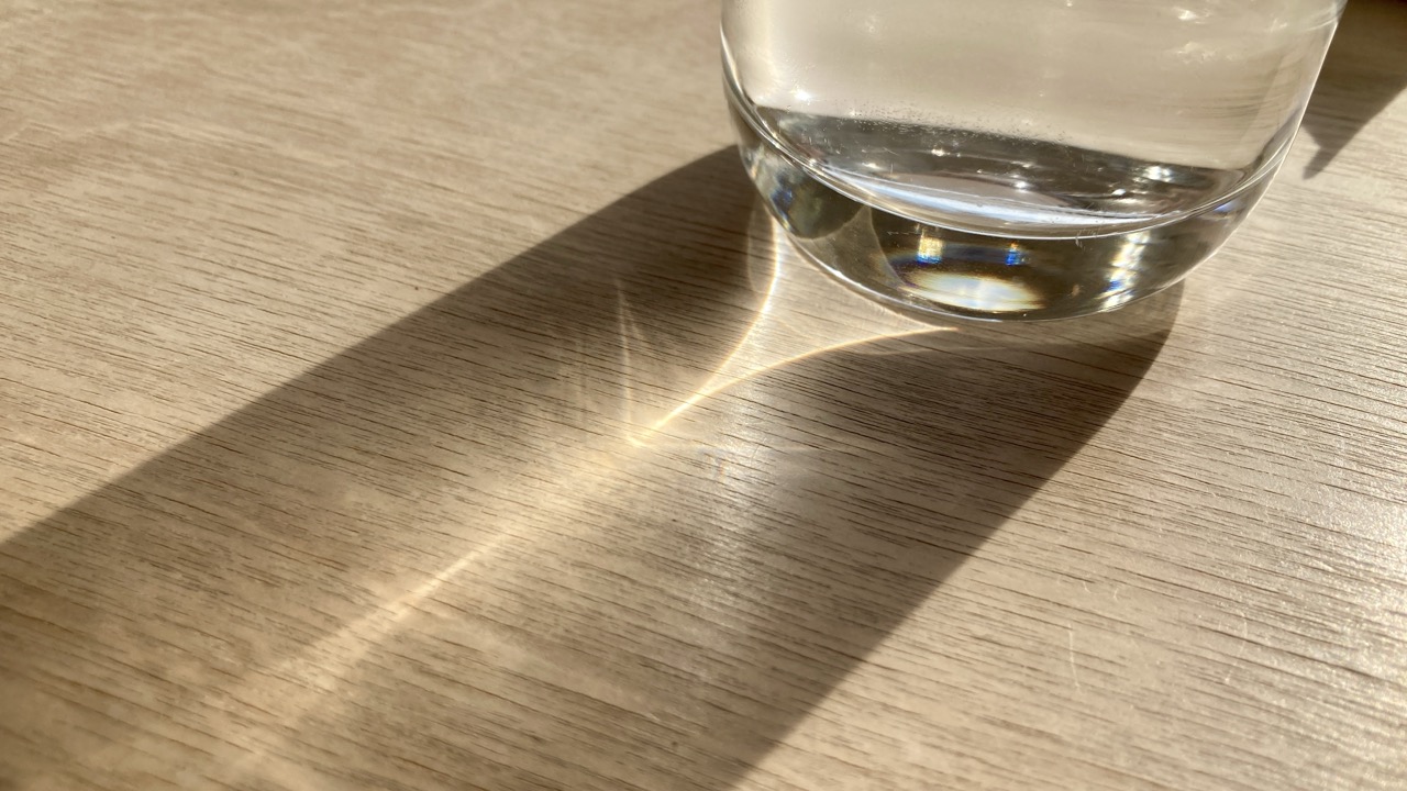 テーブルに写るグラスの影