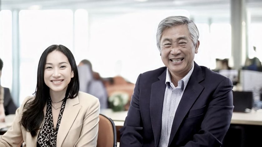 パソコンが苦手なオジサンと女性 AI生成