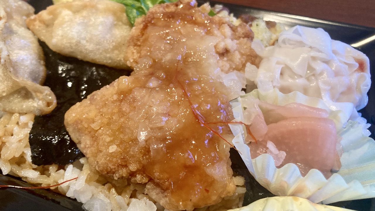 スーパーマーケットの油淋鶏海苔弁当