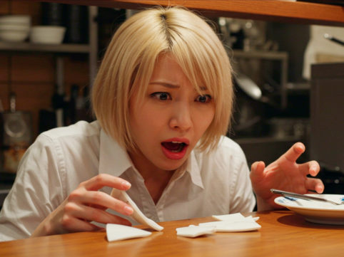 焦って食器を割った女性のイメージ画像 AI生成