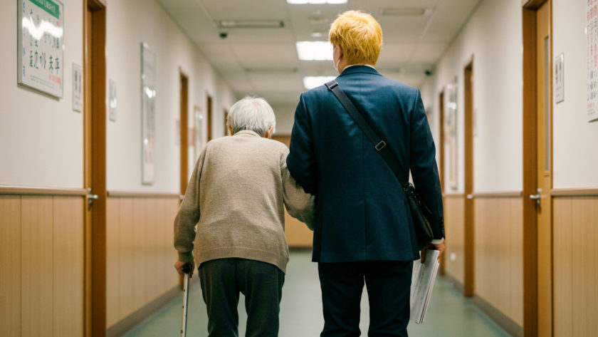 お年寄りの選挙投票に同行する男性 AI生成