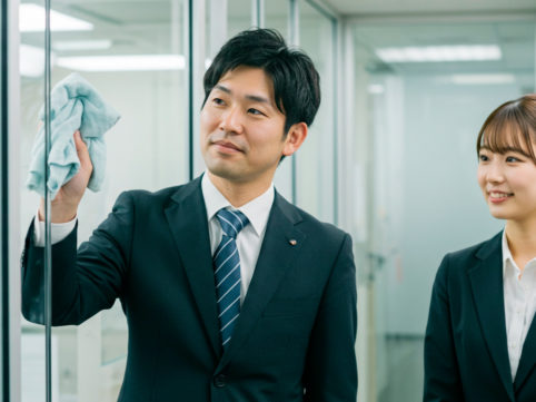 ガラス窓を磨く男性 AI生成