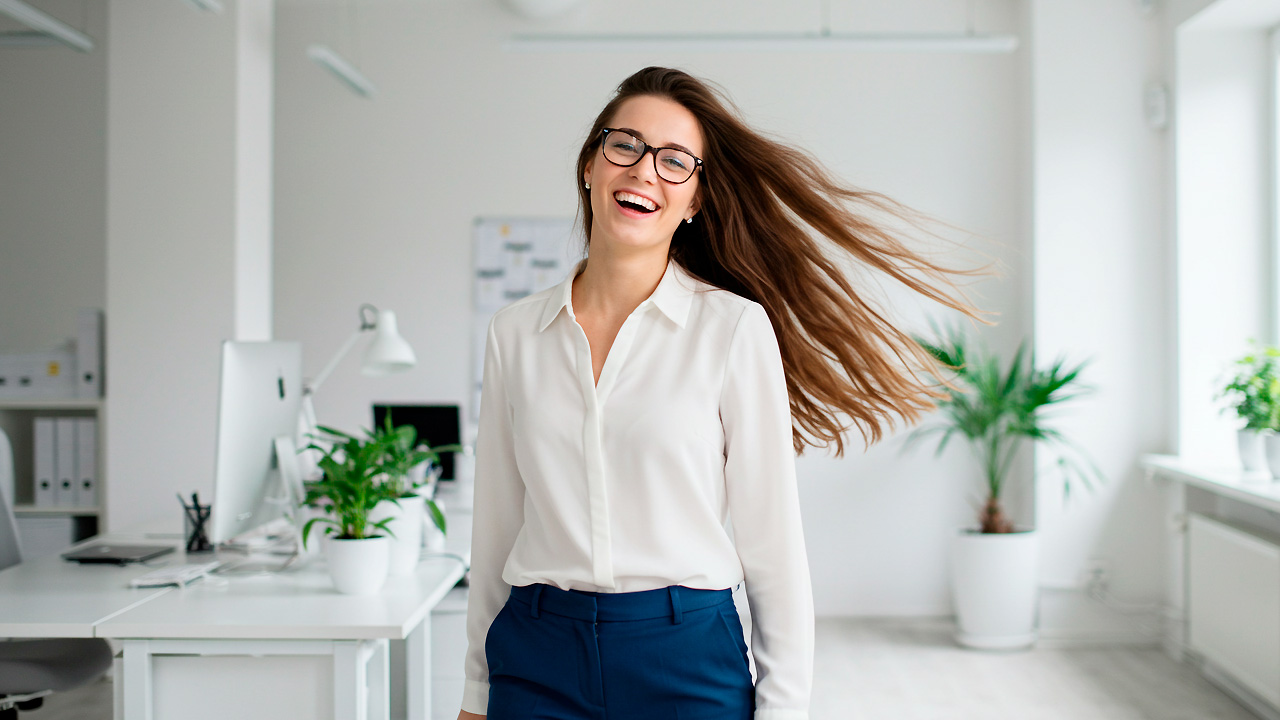 キレイなオフィスで笑顔の女性 AI生成