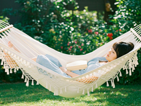ハンモックで寝る女性 AI生成