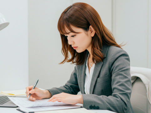 事務仕事をがんばる女性 AI生成