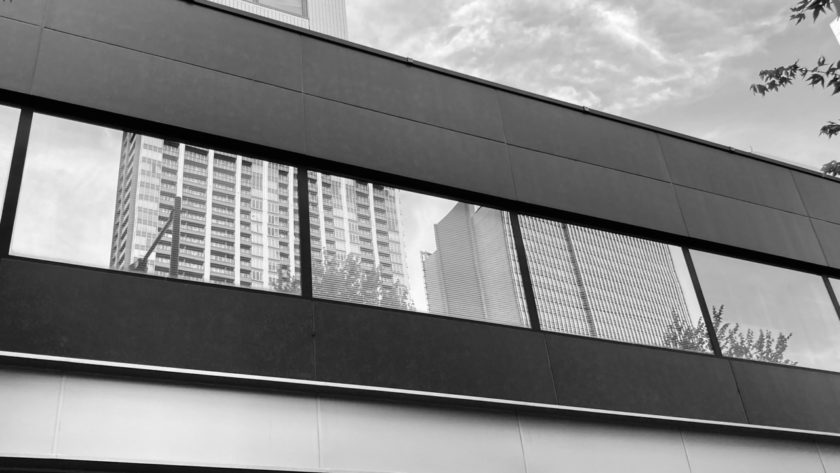 外から見るオフィスビルの窓