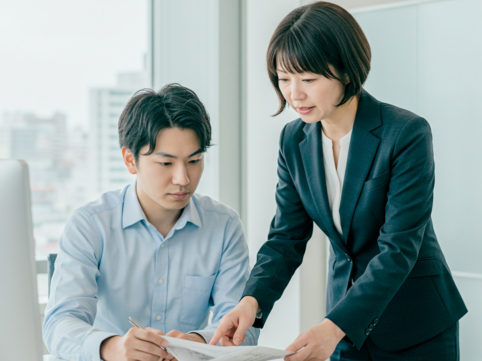部下を育成する女性管理職のイメージ画像 AI生成