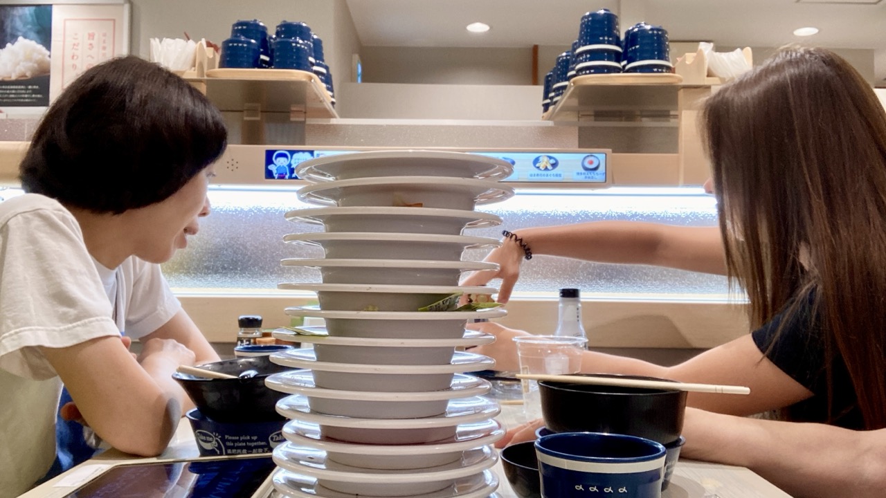 回転寿司を楽しむファミリー