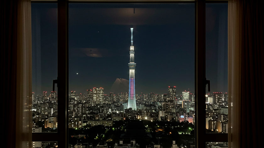 窓から見る夜の東京スカイツリー AI生成