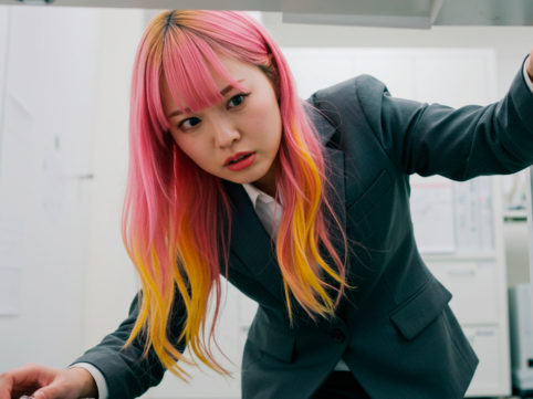 なくしものを探す社会人 AI生成