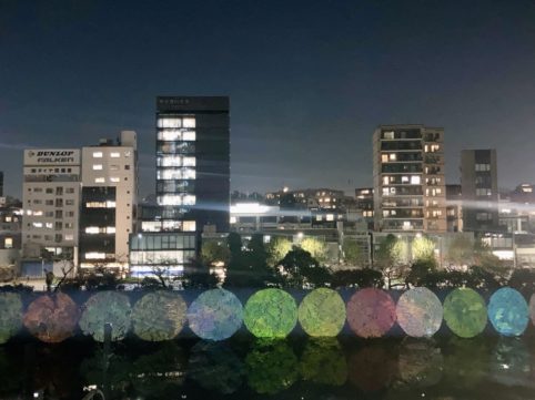 市ヶ谷外堀通りのプロジェクトマッピング風景