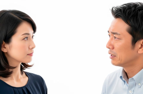 冷静に会話する女性と感情的な男性 AI生成