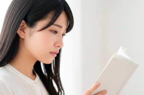 感動する女性 AI生成