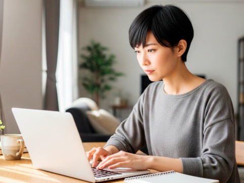自宅でウェブ制作する女性 AI生成