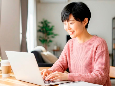 お問い合わせフォームを改良する女性 AI生成