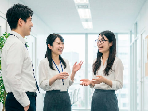 社内政治のイメージ画像 廊下の立ち話 AI生成