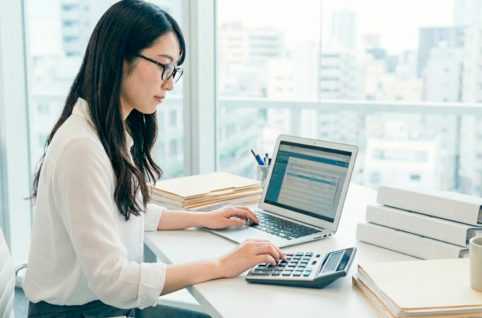 経理会計をする女性社員 AI生成