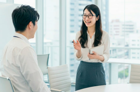 上司に質問して理解を深める女性 AI生成