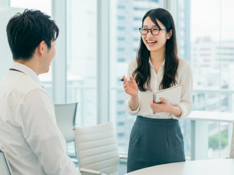 上司に質問して理解を深める女性 AI生成