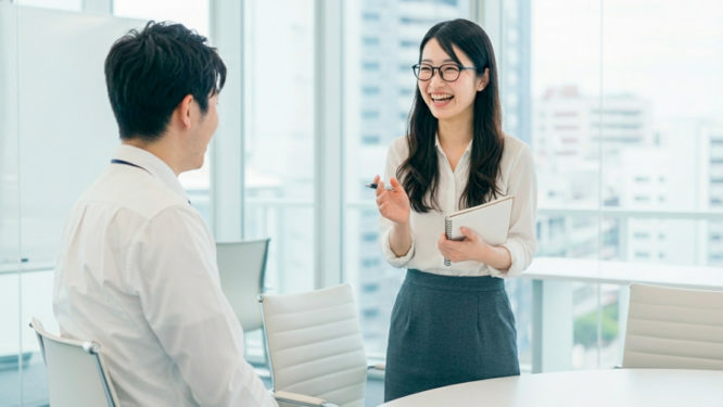 上司に質問して理解を深める女性 AI生成