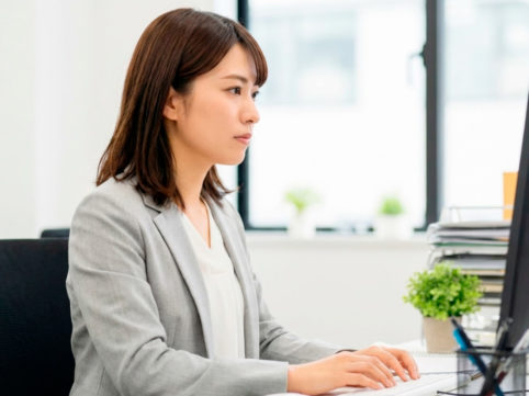 仕事をやり切る女性のイメージ画像 AI生成