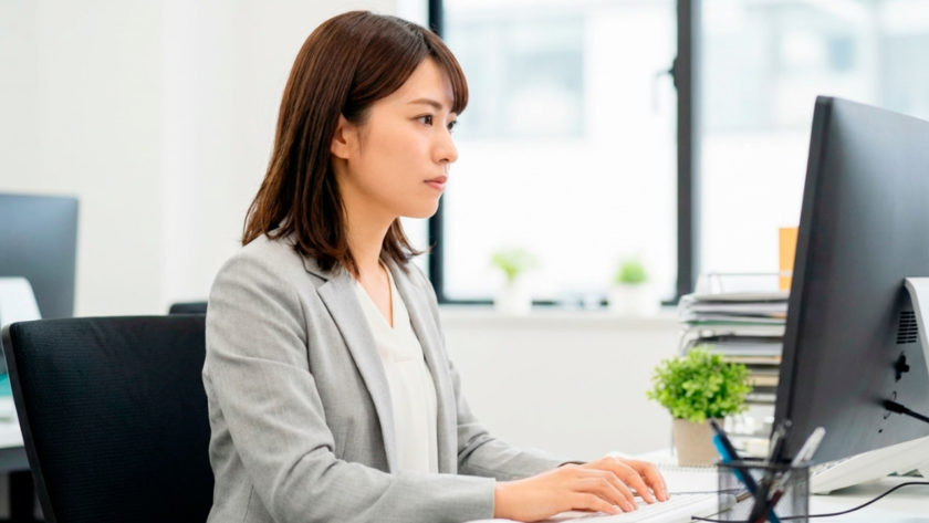 仕事をやり切る女性のイメージ画像 AI生成
