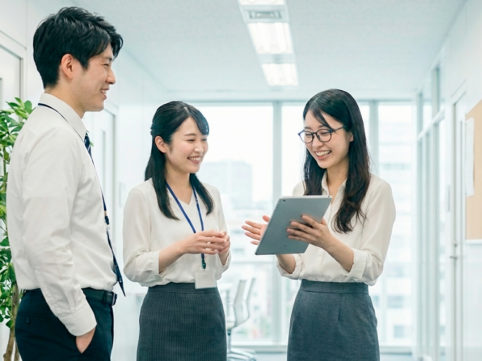 DXの話をする従業員 AI生成