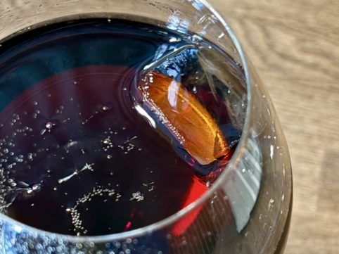ワイングラスで飲むコーラ