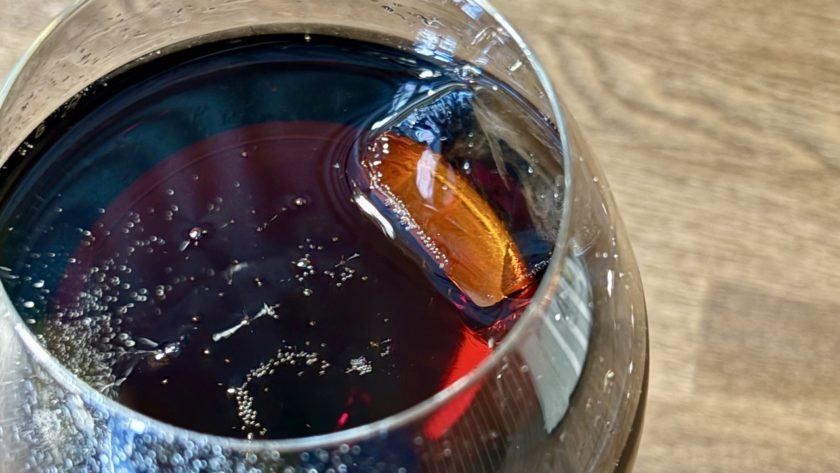 ワイングラスで飲むコーラ