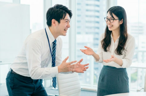 どうにか仕事を進める社員 AI生成