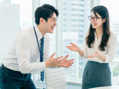 どうにか仕事を進める社員 AI生成