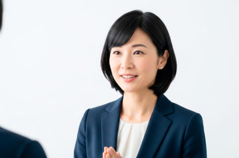 丁寧に反応する女性 AI生成