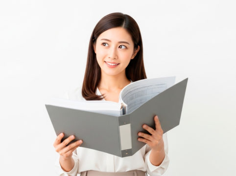 会計資料を読む従業員 AI生成