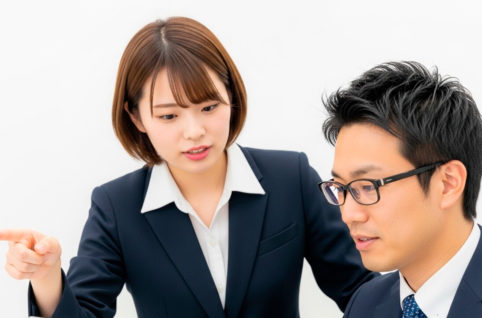 先輩に仕事を教える若手女性社員 AI生成