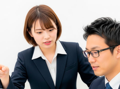 先輩に仕事を教える若手女性社員 AI生成