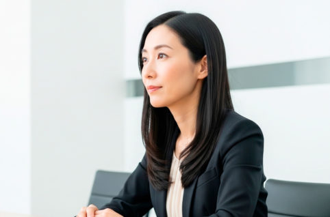 会議中に静まる女性 AI生成