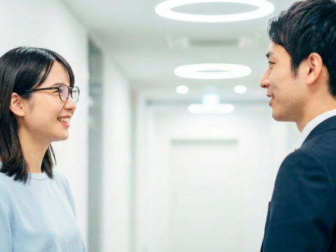 建設的な立場で会話する写真 AI生成